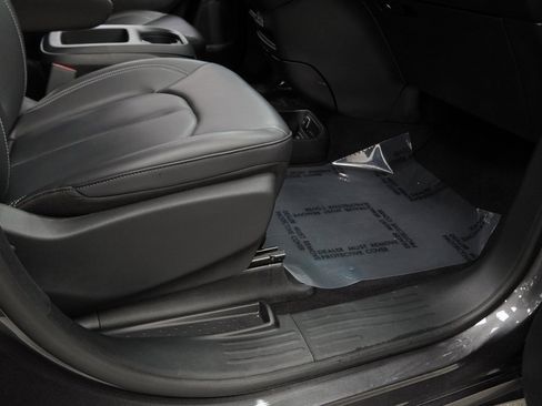 Used 2023 Chrysler Pacifica Touring-L w/ S Appearance Package image 46