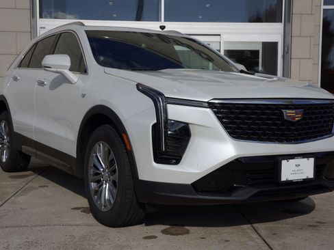 Used 2024 Cadillac XT4 Premium Luxury image 2