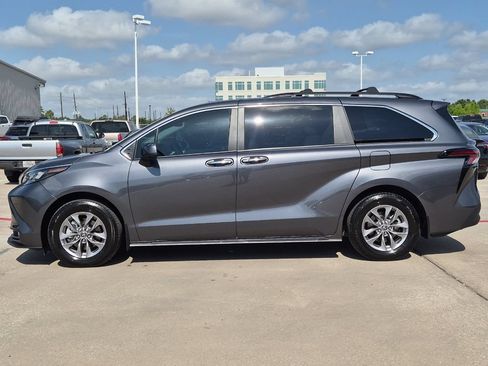 Certified 2025 Toyota Sienna XLE FWD image 3