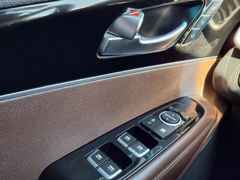 Used 2019 Kia Sorento SX image 10