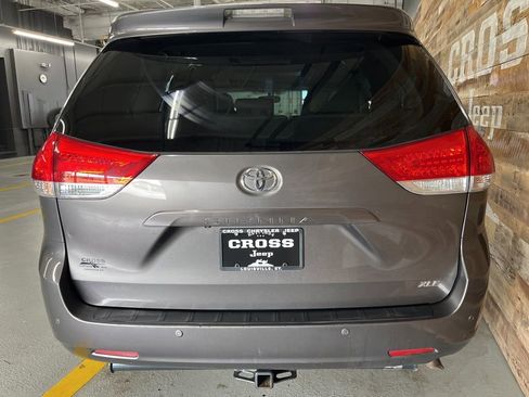 Used 2013 Toyota Sienna XLE w/ Entertainment Pkg FWD image 21