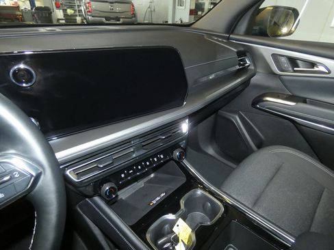 Used 2025 Chevrolet Traverse LT image 11