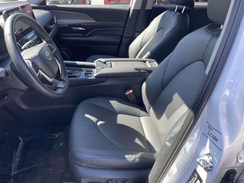 Used 2025 Toyota Grand Highlander AWD image 30