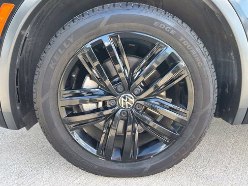 Certified 2022 Volkswagen Tiguan SE R-Line FWD image 25