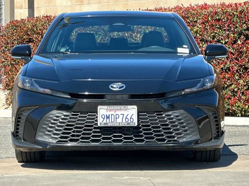 Used 2025 Toyota Camry SE image 9