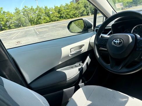 Used 2020 Toyota Corolla LE FWD image 22