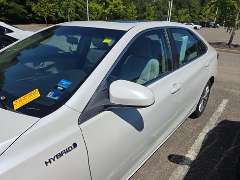 Used 2017 Toyota Camry SE w/ Moonroof Package FWD image 6