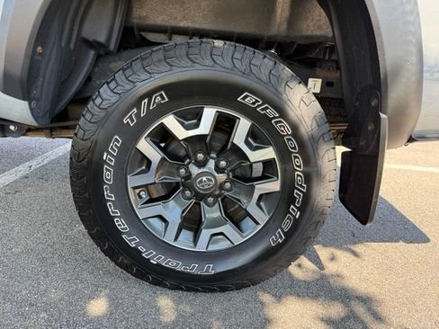 Used 2019 Toyota Tacoma TRD Off-Road w/ Technology Package AWD/4WD image 12