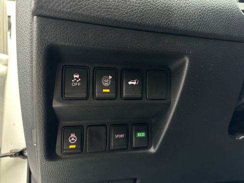 Used 2017 Nissan Rogue SV w/ SV Premium Package image 17