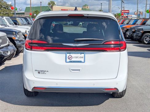 New 2025 Chrysler Pacifica Select image 6