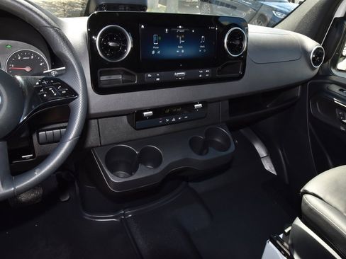 Used 2025 Mercedes-Benz Sprinter 2500 image 28