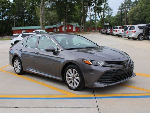 Used 2020 Toyota Camry LE w/ Convenience Package FWD image 1