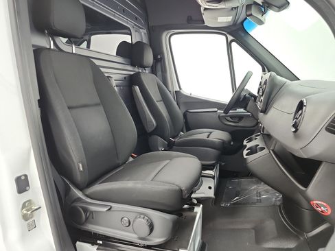 Used 2022 Mercedes-Benz Sprinter 2500 image 17