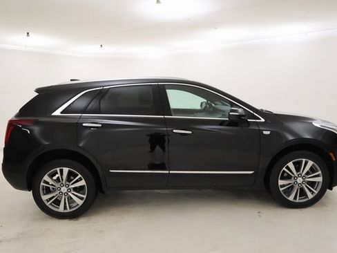 Used 2025 Cadillac XT5 Premium Luxury image 2