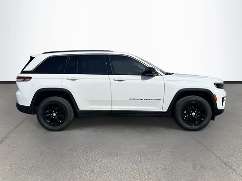 Certified 2023 Jeep Grand Cherokee Laredo AWD/4WD image 8