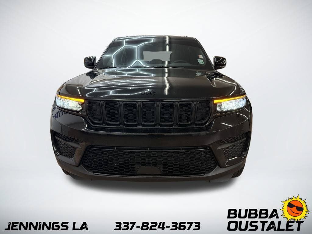 Used 2023 Jeep Grand Cherokee Altitude AWD/4WD image 8