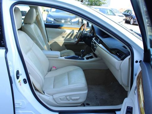 Used 2014 Lexus ES 300h w/ Luxury Package w/Bamboo Trim FWD image 31