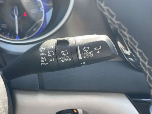 Used 2024 Chrysler Pacifica Touring-L FWD image 28