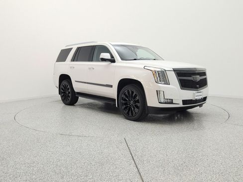 Used 2017 Cadillac Escalade Luxury RWD image 3