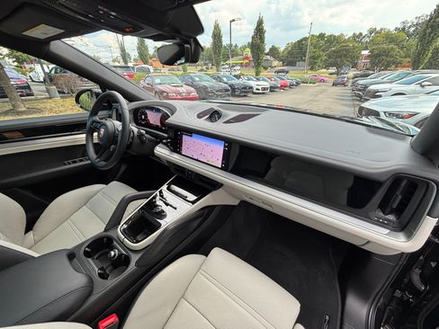 Used 2025 Porsche Cayenne S AWD/4WD image 24