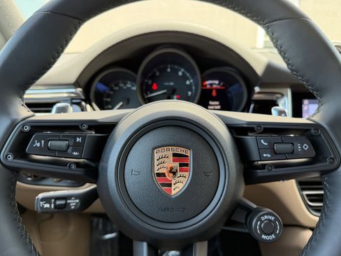 Certified 2025 Porsche Macan AWD/4WD image 37