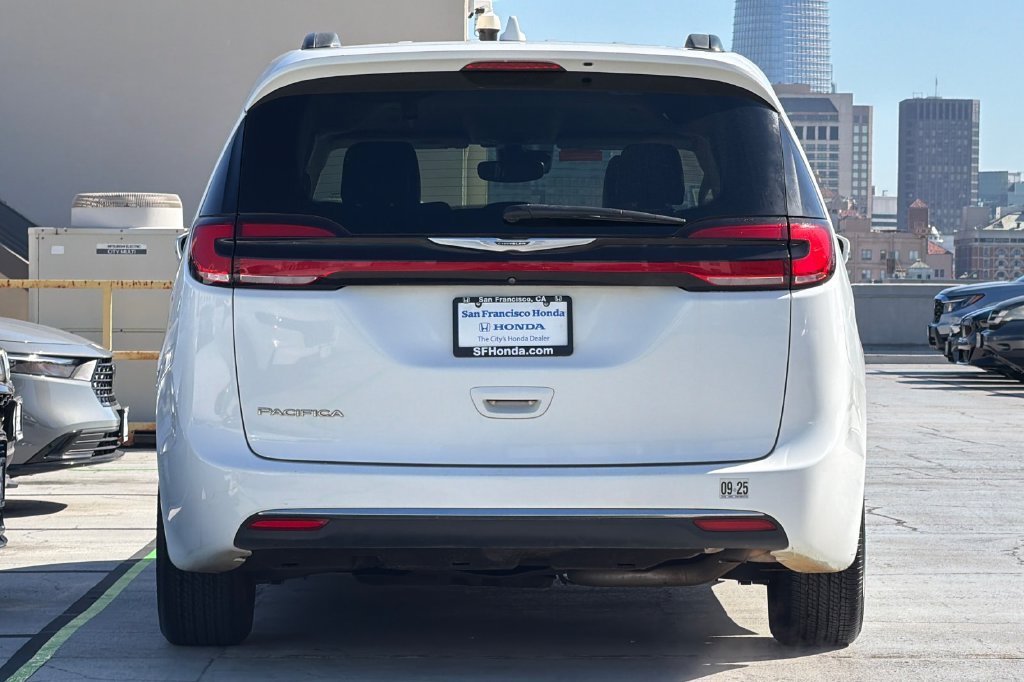 Used 2022 Chrysler Pacifica Touring-L FWD image 7