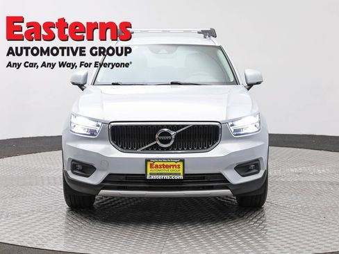 Used 2021 Volvo XC40 T4 Momentum FWD image 2