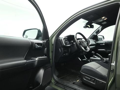 Used 2022 Toyota Tacoma TRD Off-Road w/ Technology Package RWD image 9