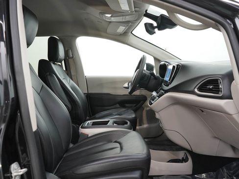 Used 2023 Chrysler Pacifica Touring-L FWD image 13