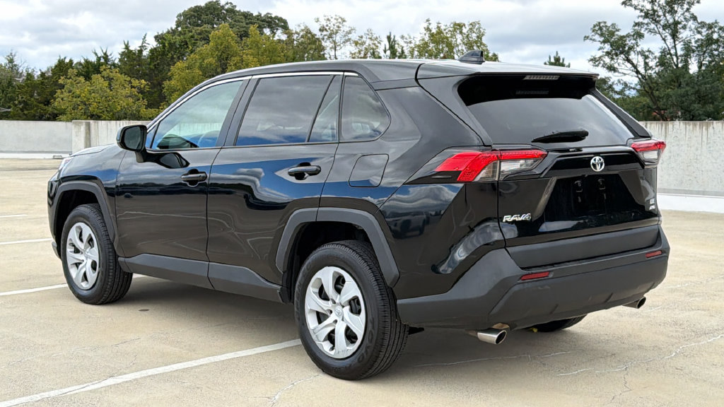Used 2024 Toyota RAV4 LE AWD/4WD image 3
