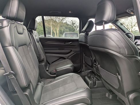 Used 2024 Jeep Grand Cherokee L Laredo image 30