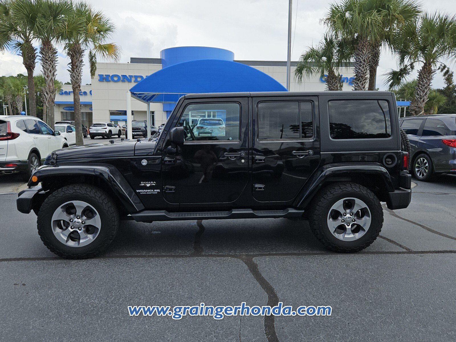 Used 2017 Jeep Wrangler Unlimited Sahara w/ Dual Top Group AWD/4WD image 2