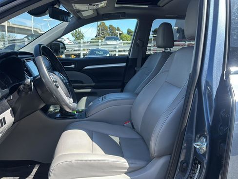 Used 2019 Toyota Highlander XLE AWD/4WD image 11