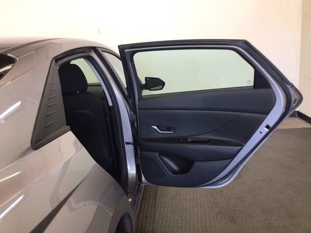 Used 2023 Hyundai Elantra SE FWD image 7