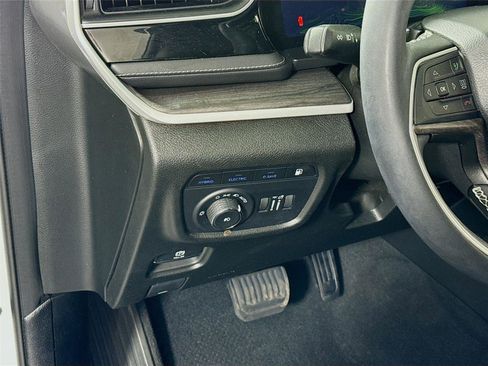 Used 2023 Jeep Grand Cherokee 4X4 image 4