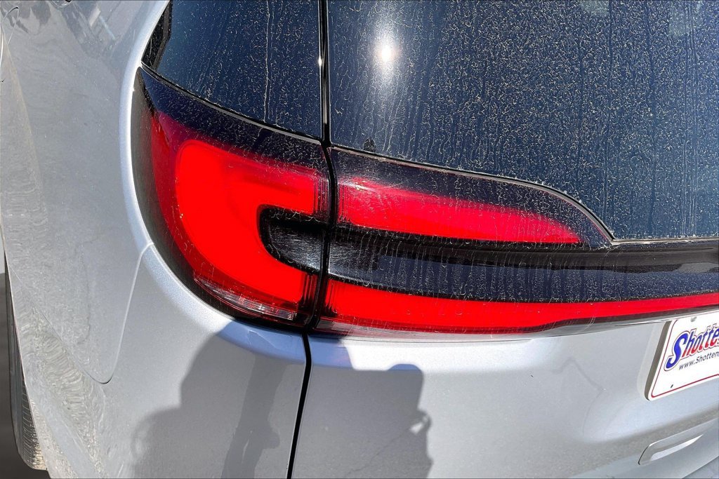 Used 2024 Chrysler Pacifica Touring-L FWD image 23