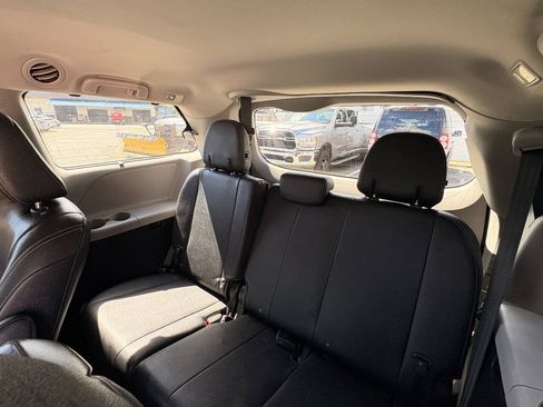Used 2017 Toyota Sienna SE Premium FWD image 23