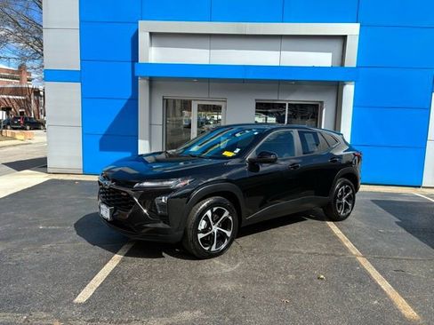Used 2024 Chevrolet Trax RS w/ Sunroof Package FWD image 2