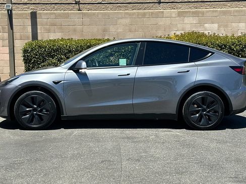 Used 2024 Tesla Model Y Long Range AWD/4WD image 7