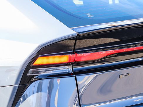 Used 2025 Toyota Prius XLE image 11