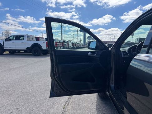 Used 2020 Jeep Grand Cherokee Laredo w/ Quick Order Package 2BN North image 12