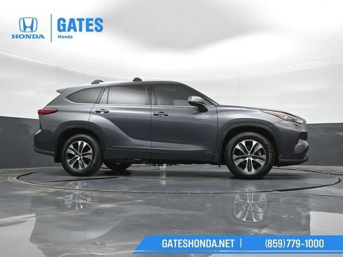 Used 2020 Toyota Highlander XLE AWD/4WD image 41