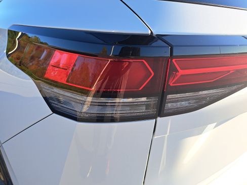 New 2026 Volkswagen Tiguan SE R-Line image 32