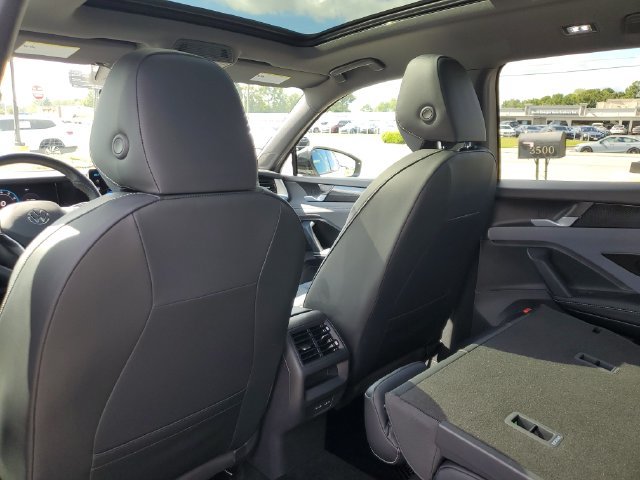 Certified 2026 Volkswagen Tiguan SE R-Line FWD image 17
