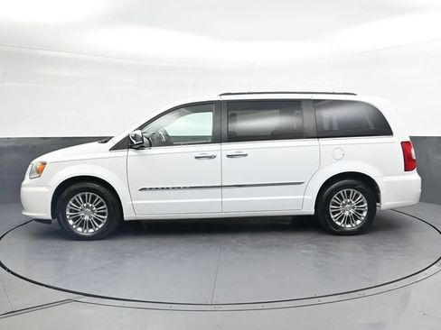 Used 2015 Chrysler Town & Country Touring-L w/ Driver Convenience Group FWD image 9