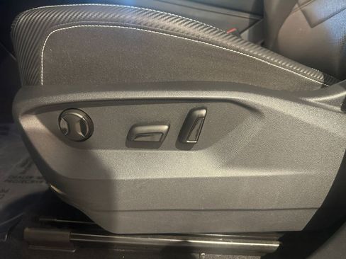 Used 2025 Volkswagen Atlas Cross Sport SE image 23