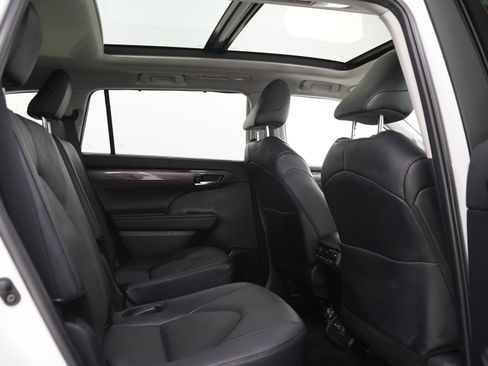 Used 2025 Toyota Highlander Platinum image 12