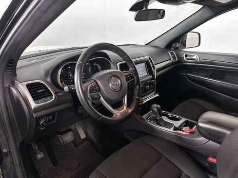 Used 2018 Jeep Grand Cherokee Laredo AWD/4WD image 3