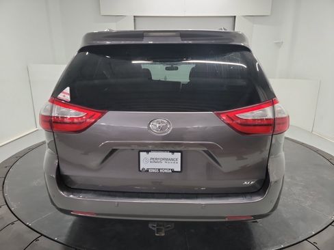 Used 2017 Toyota Sienna XLE image 8