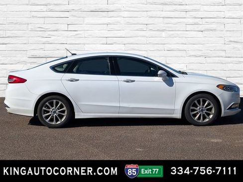 Used 2017 Ford Fusion SE image 3